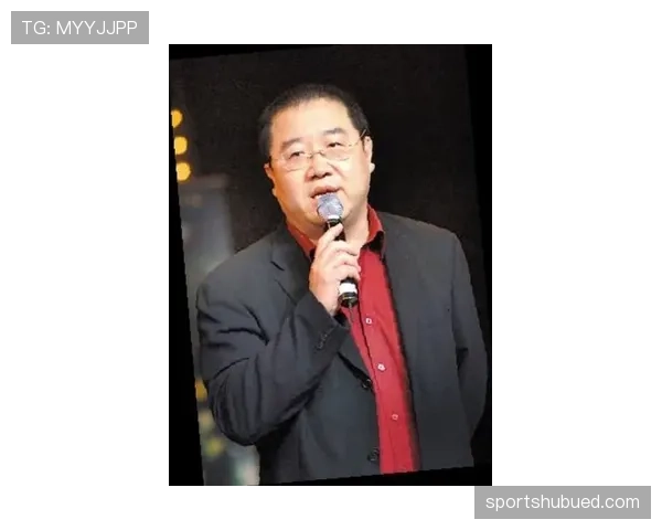 庞伟训练完随手啃俩馒头,这自律程度真没谁了 庞伟训练完随手啃俩馒头,这自律程度真没谁了